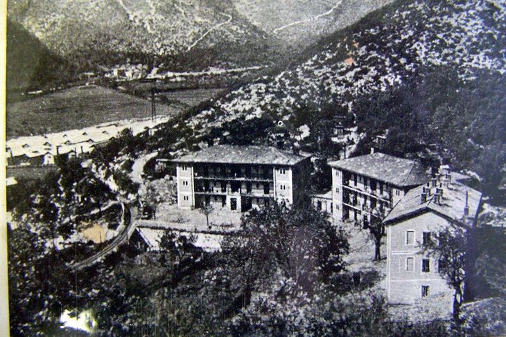 Karlota sredinom 1936. (lijevo od zgrada prolazi uskotraena pruga Krapan - Štalije)