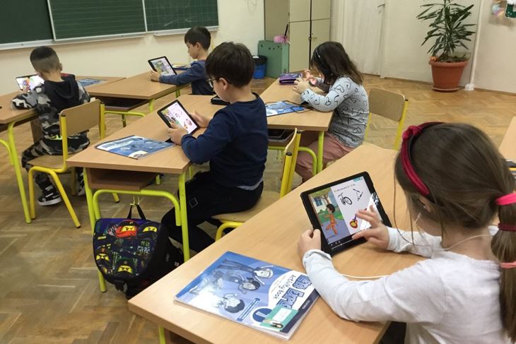 Osim lakše školske torbe, djeca usvajaju digitalne kompetencije od najranije dobi te brže, lakše i zabavnije svladavaju gradivo, kaže pedagoginja Maja Manzin