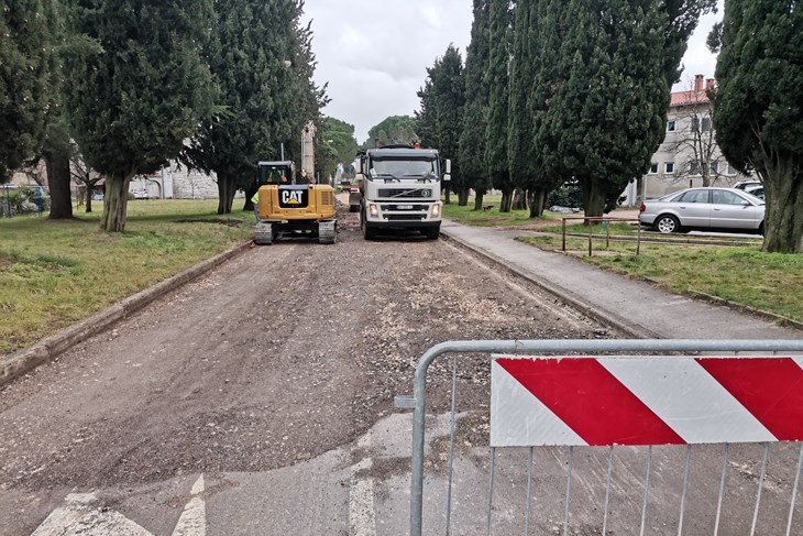 U Ulici Senari postavlja se novi sloj asfalta (Snimio Branko BIOČIĆ)