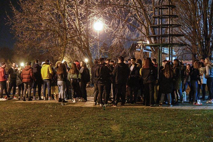 Zagrebački studenti noćas su odrzali okupljanje i druženje na Jarunskom jezeru unatoc epidemiološkim mjerama (Snimio Damir Krajac / Cropix)