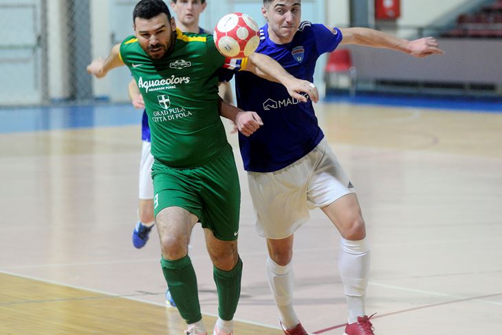I DALJE RAME UZ RAME PREMA NASLOVU - Bojan Barišić (Futsal Pula) i Daniel Moravac (MNE Veruda) (Snimio Dejan Štifanić)