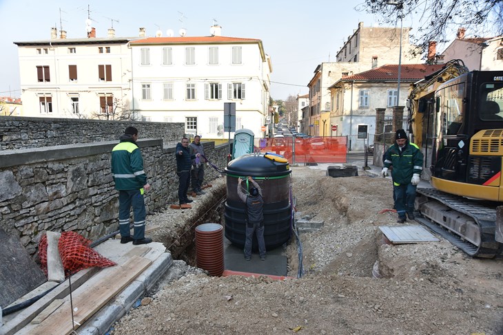 Ugradnja podzemnih kontejnera u Ulici sv. Mihovila (Snimio Duško Marušić Čiči)