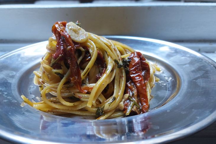 Spaghetti alla nadimljeni pomidor by The Outlaw Chef