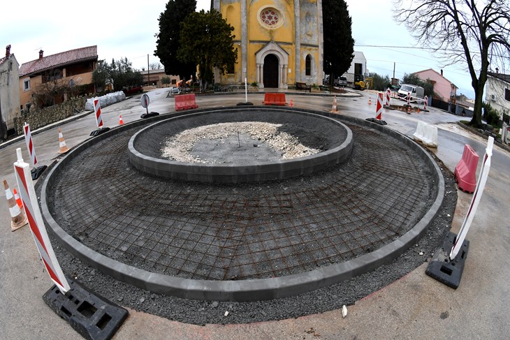 Izgradnja kružnog toga u Valturi primaknula se samom kraju (Snimio Milivoj Mijošek)