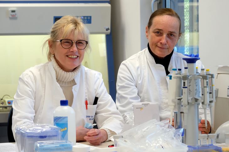 Mikrobiologinje dr. Mirna Vranić Ladavac i dr. Nada Barišić (snimio: Milivoj Mijošek)