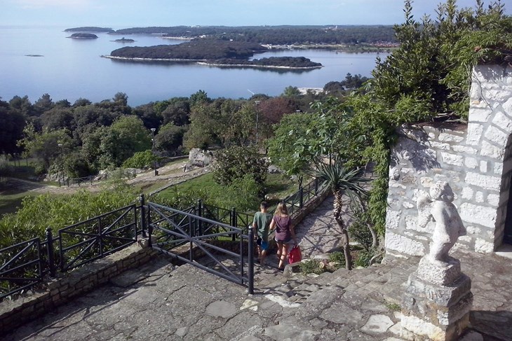 Pogled s vrsarskog vidikovca iza crkve prema sjeveru na otoke Salamun i Cavata i manje otočiće (Snimio: Goran Prodan)