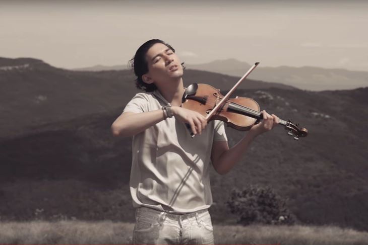 Iskandar Widjaja u spotu "Love on the Moon"