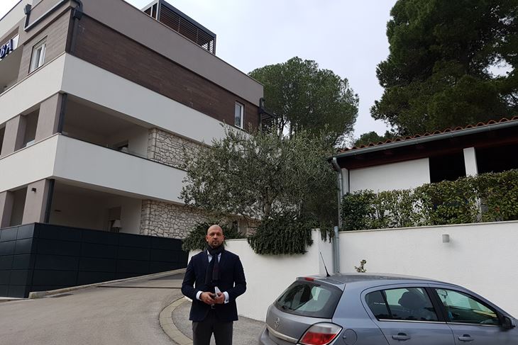 Budući hotel nalazit će se preko puta zgrade s luksuznim sobama (lijevo) i bit će jednake visine (Snimila: Mirjana Vermezović Ivanović)