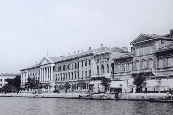 Pulska riva (zgrada desno - kavana Miramare)