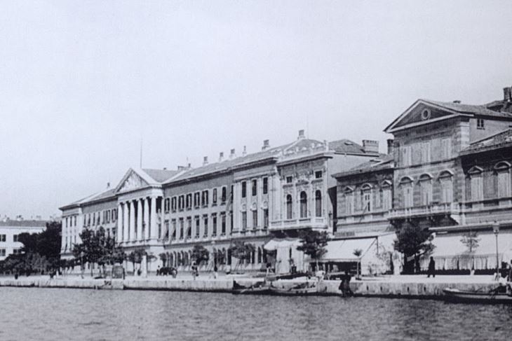 Pulska riva (zgrada desno - kavana Miramare)