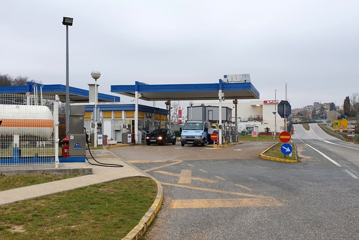 ISTRA - Buje, benzinska crpka (snimio L. JELAVICxx