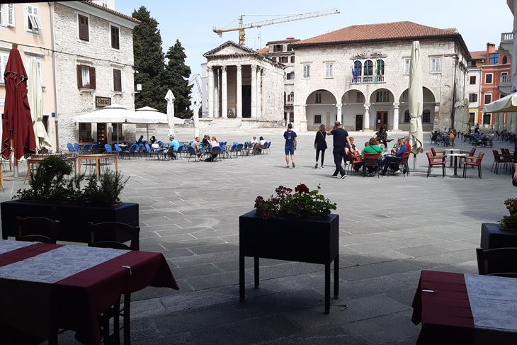 Pula Forum prazni restorani, kafici ima nesto ljudi , snimio Zvjezdan STRAHINJA 