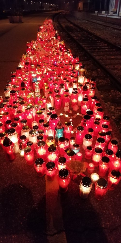 FOTO / NA STANICI U PULI Puljani se svijećama i dirljivim porukama  opraštaju od Đorđa Balaševića: MIRNO TI MORE PANONSKI MORNARU - Glas Istre