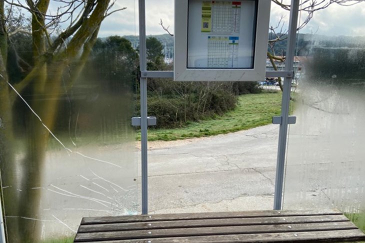 Razbijena stakla na autobusnoj nadstrešnici (Foto: Grad Pula)