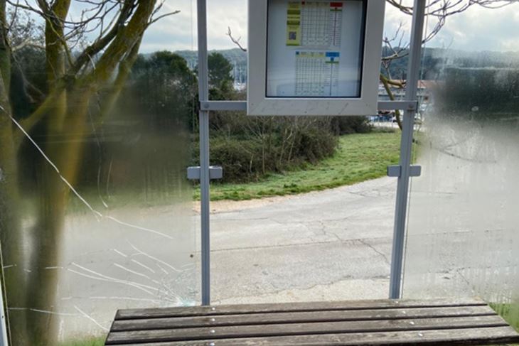 Razbijena stakla na autobusnoj nadstrešnici (Foto: Grad Pula)