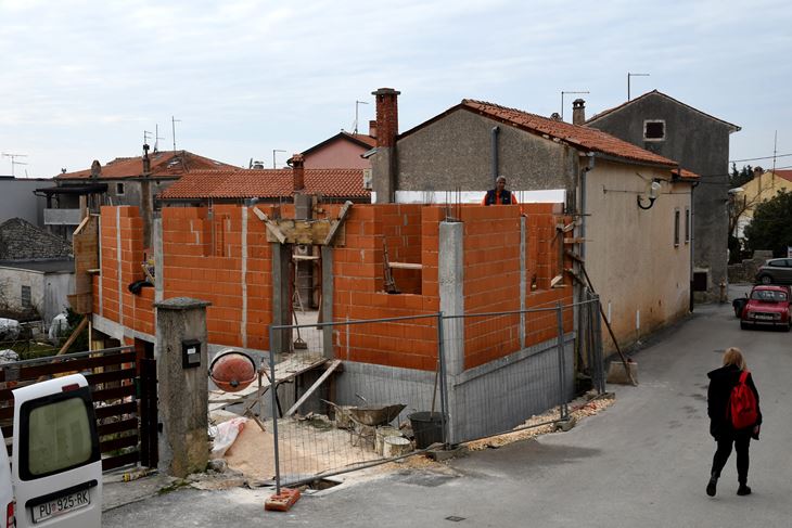 Niče kuća u centru Medulina (snimio M. MIJOŠEK)