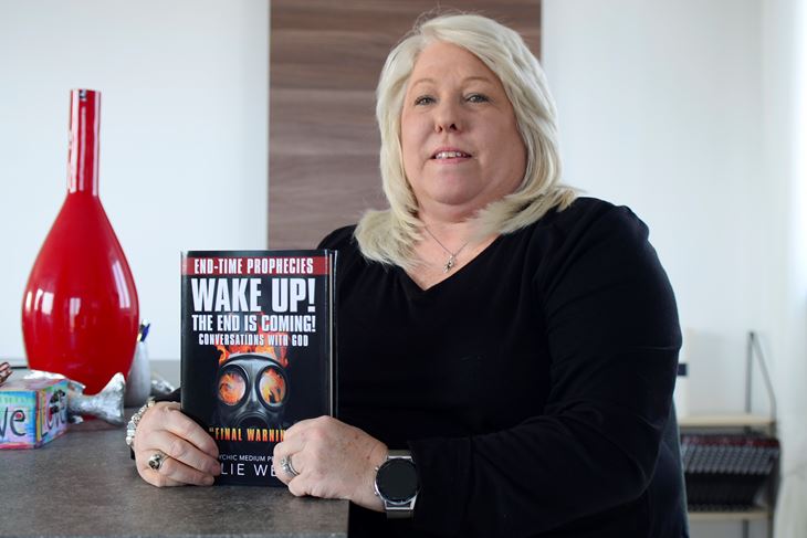 Leslie Weems sa svojom popularnom knjigom (Snimio Dejan Štifanić)