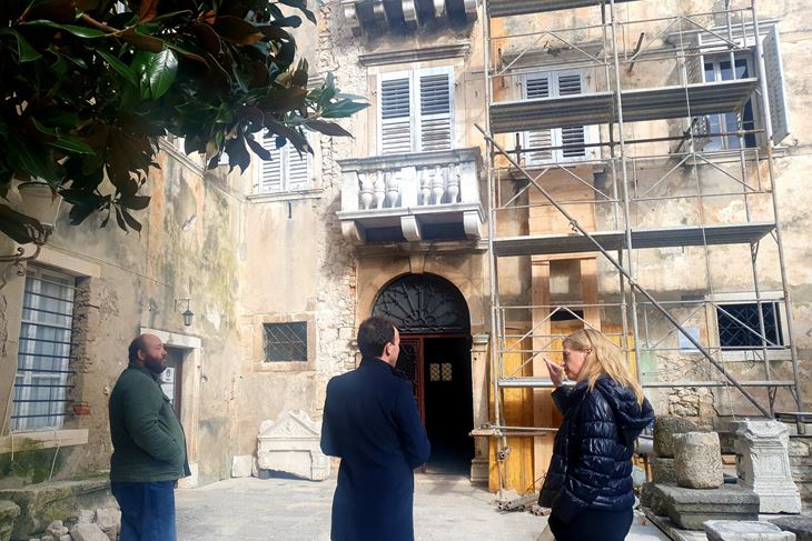 Gradonačelnik Peršurić ispred Zavičajnog muzeja