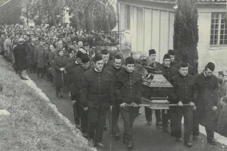 Pogreb poginulog rudara 1973., Franjo Paradi, Suzanin otac, prvi s lijeva u svečanoj rudarskoj uniformi