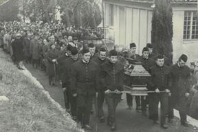 Pogreb poginulog rudara 1973., Franjo Paradi, Suzanin otac, prvi s lijeva u svečanoj rudarskoj uniformi