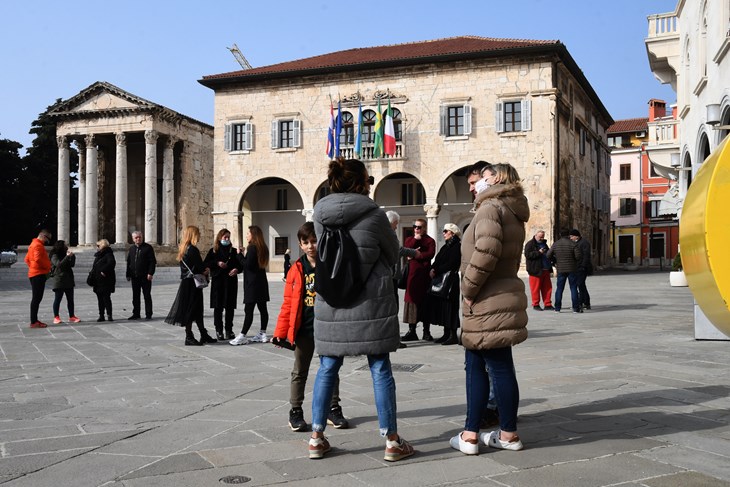 Prosvjednici pred Gradskom palačom na Forumu (Snimio Milivoj Mijošek)