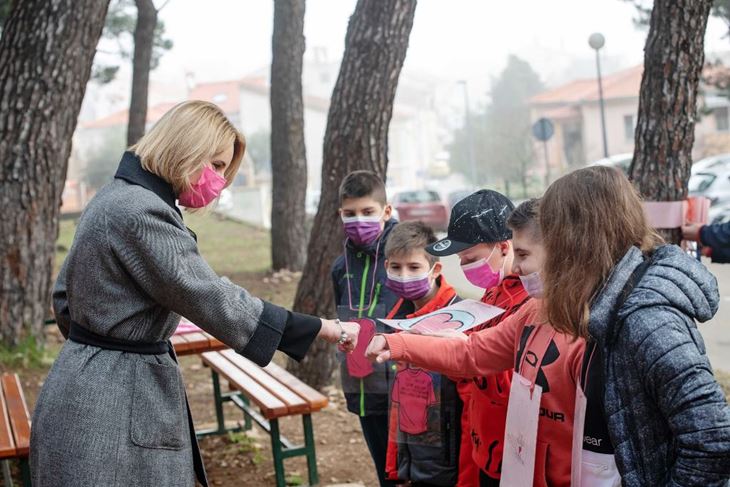 Za pomoć treba se obratiti nastavnicima, Obiteljskom i Centru za socijalnu skrb, gradskom Odjelu za društvene djelatnosti ili policiji - u učionici na otvorenom škole Šijana