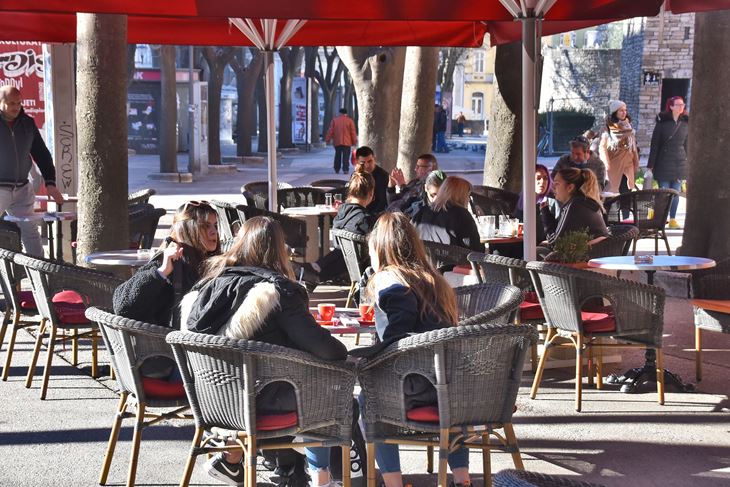 Jutros su Puljani i Puljanke pohrlili na tek otvorene terase kafića (Snimio Duško Marušić Čiči)