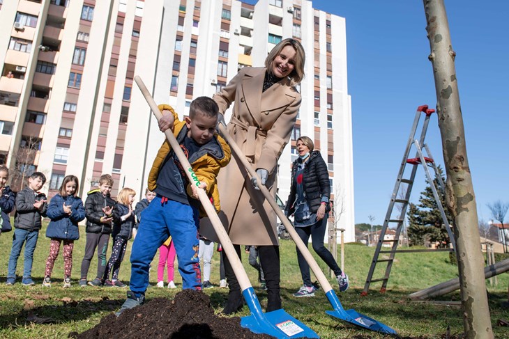 Elena Puh Belci i djeca iz vrtića Zvjezdice