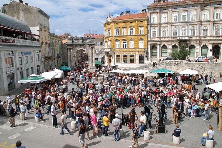 Turisti u Puli (pula.hr)