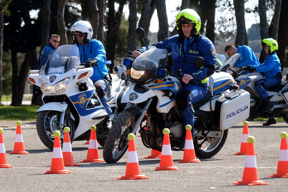 Policajci vježbaju, ali ne strogoću