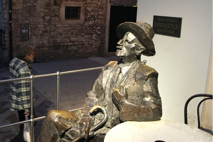 Kip Jamesa Joycea u pulskom kafiću Uliks (Snimio Manuel Angelini)