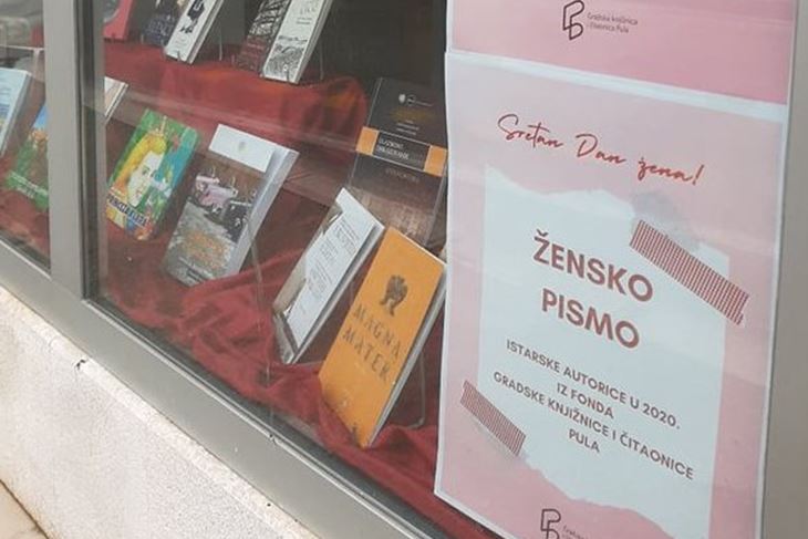 Izlog Čitaonice Kluba umirovljenika krasi izložba naslovljena "Žensko pismo"