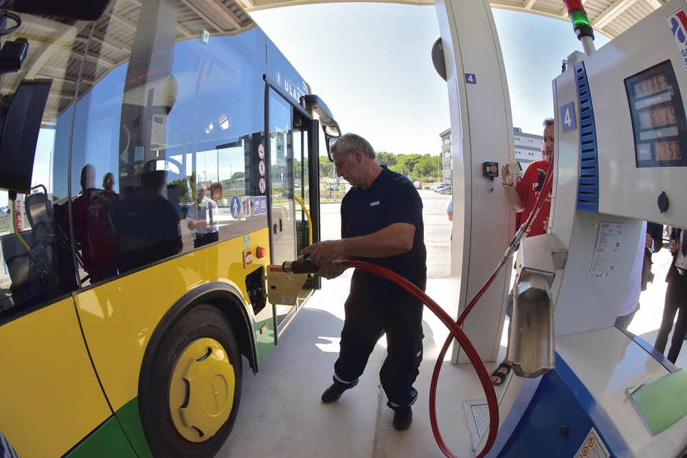 Potrebno je 10-ak minuta za punjenje jednog autobusa - suvremena punionica izgrađena u krugu Plinare (Snimio Duško Marušić Čiči)