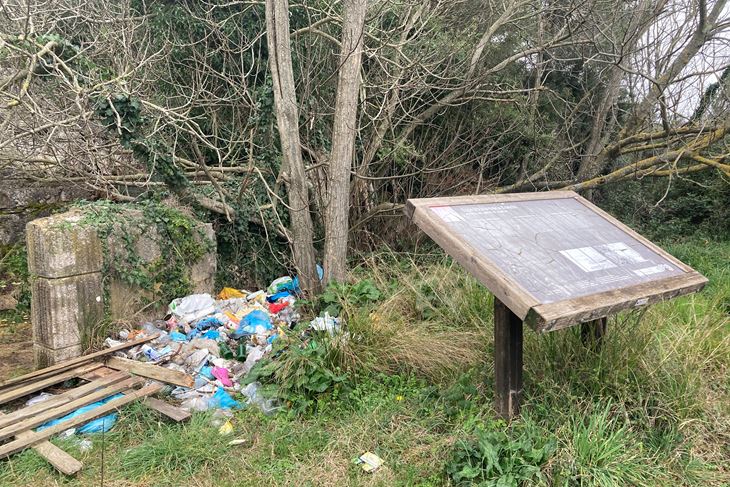 Uništene i nečitljive edukacijske table i još malo smeća