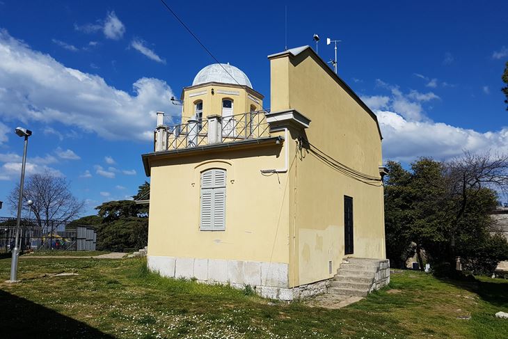 Zvjezdarnica Pula u krilu nekad impozantne zgrade, srušene u savezničkom bombardiranju 1944. (Snimila Mirjana Vermezović Ivanović)