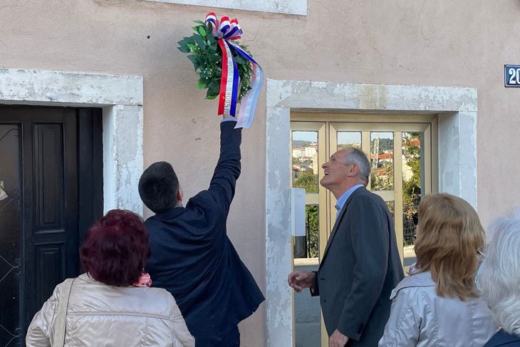 Na spomen-ploču u Garibaldijevoj ulici postavljen je vijenac (Snimio Luka Jelavić)