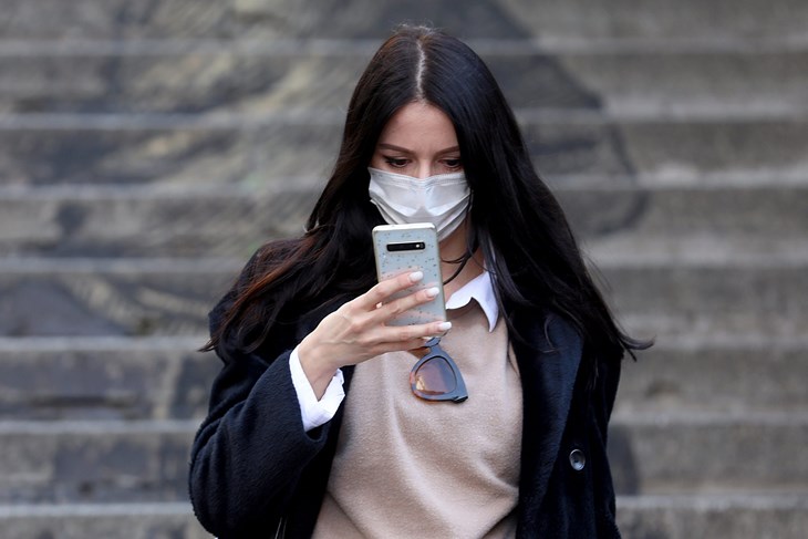 Maske su obavezne i na otvorenom (Snimio Damjan Tadić / Cropix)