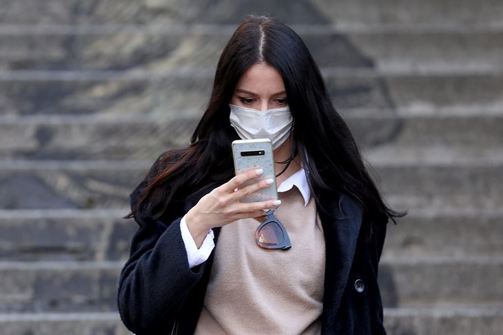 Maske su obavezne i na otvorenom (Snimio Damjan Tadić / Cropix)