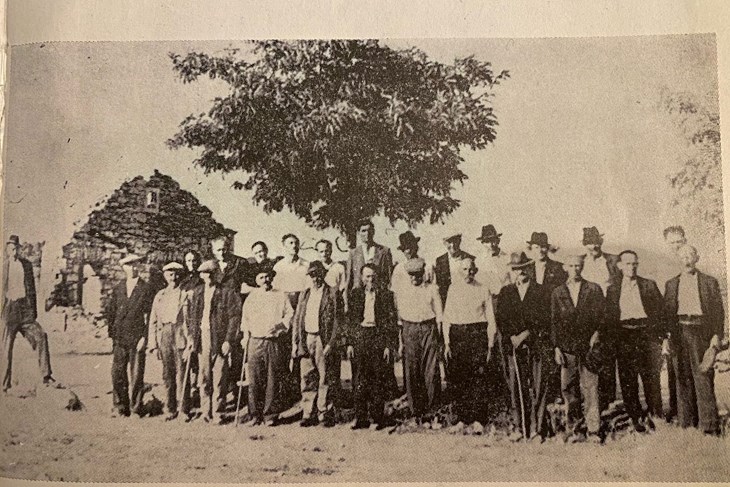 Grupa Proštinara fotografirana na Križu 1952.