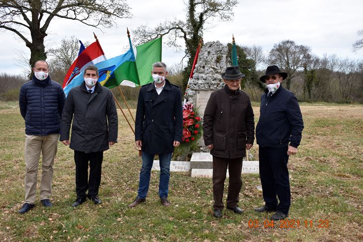 Uz razne uzvanike komemoraciji je prisustvovao i preživjeli borac bataljuna Ivan Paulišić (drugi s desna)