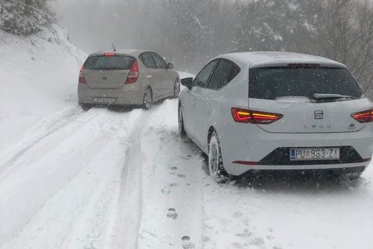 Auti zapeli u snijegu blizu Brgudca (Snimila Irena Šverko)