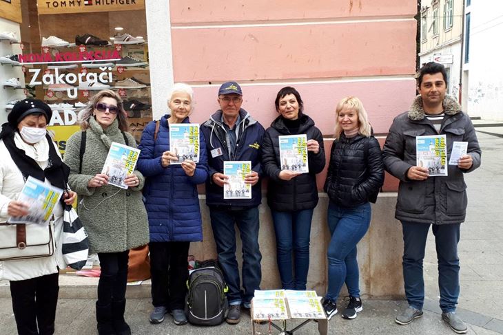 Kupujmo "Ulične svjetiljke"! - Sonja, Eliana, Anka, Josip, Nataša, Mirna i Matko (Snimio Roberto Rauch)