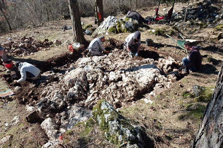 Otvorivši odabrane sonde vrlo su brzo naišli na matičnu stijenu (gradina Rašpor)