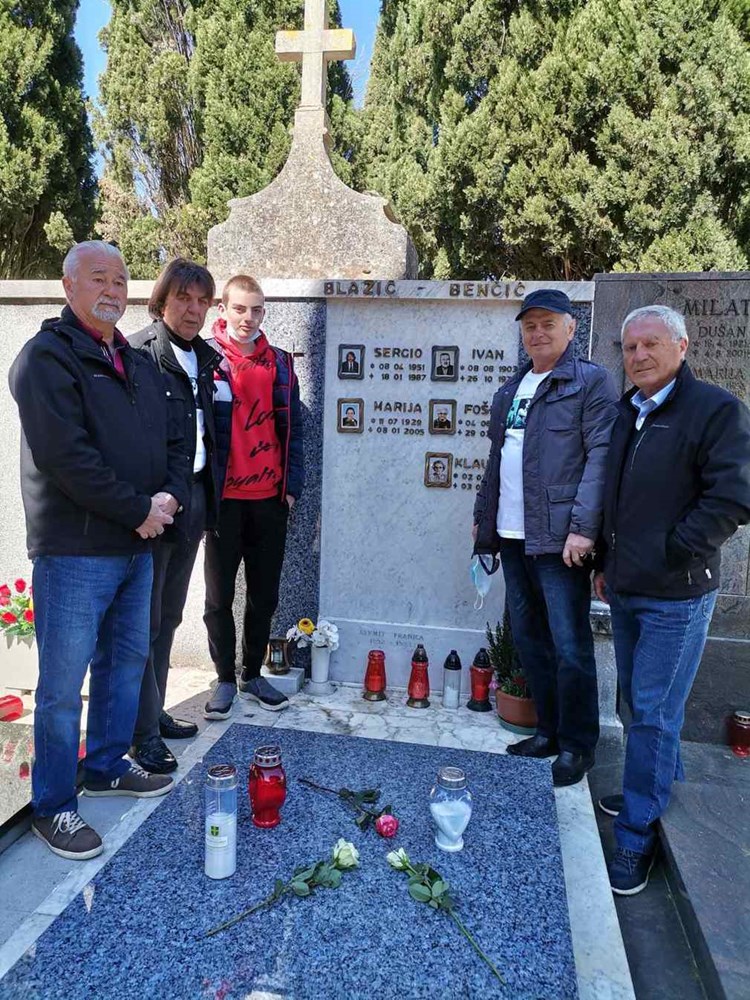 Velikana pulskog rocka na Gradskom groblju prisjetili su se predsjednik udruge Boro Angelovski, tajnik Vladimir Đurišić, članovi Ramiz Bečirević i Ivan Juričić te Mateo Matošović, mladi Đoserov obožavatelj