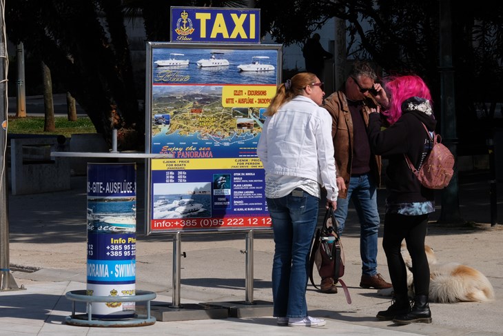 Turisti u Poreču snimljeni ovaj tjedan (Snimio Milivoj Mijošek)