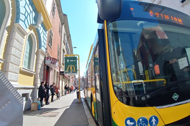 Kako udovoljiti svima - štinjanski bus čeka putnike kod Fine (Snimila Duška Palibrk)