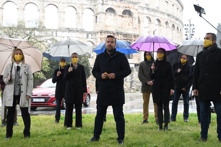 Zoričić i suradnici danas ispred Arene (snimio M. MIJOŠEK)