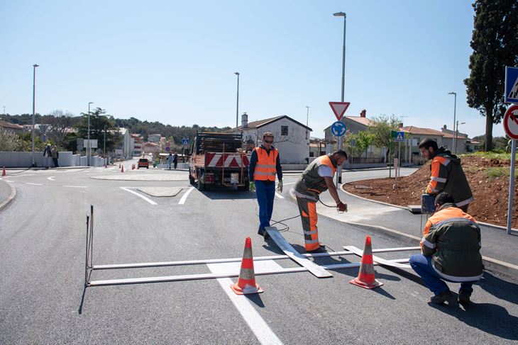 Već se iscrtava horizontalna signalizacija