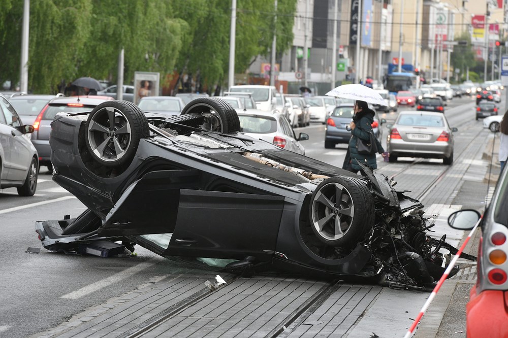 Eine Beige Katze Mit Brille Fährt Nachts Ein Auto Auf Der Autobahn. Neben  Ihm Steht Ein Einkaufskorb Mit Lebensmitteln. Lizenzfreie Fotos, Bilder und  Stock Fotografie. Image 167627756.