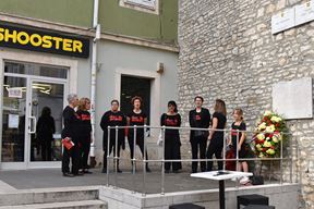 VJENCI06_dam_010521.JPG POLAGANJE VIJENACA IZASLANSTVA SDP, GRADA PULE  TE  ISTARSKE ZUPANIJE ZUPANIJE NA SPOMEN PLOCU PORED ZLATNIH VRATA.01.05.2021 SNIMIO DUSKO MARUSIC CICI